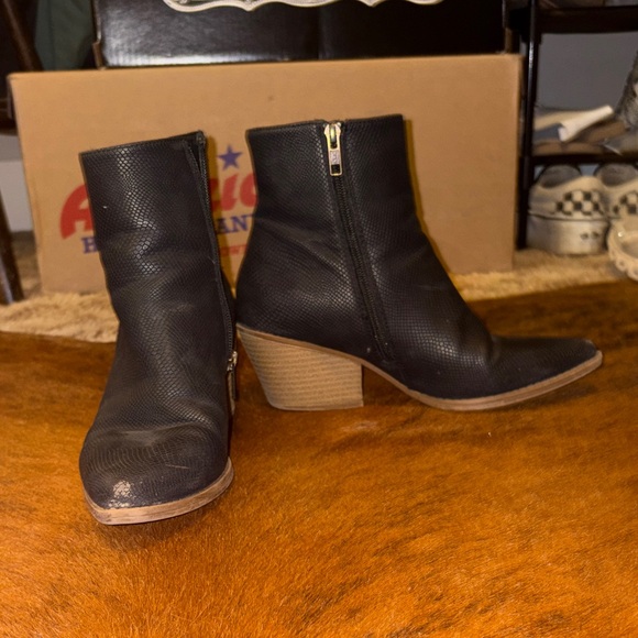 Maurices Black Ankle Boots with Tan Heel Size 7 - Picture 2 of 2